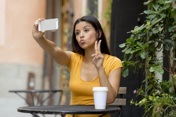 Atractiv latin femeie vorbind selfie — Fotografie, imagine de stoc