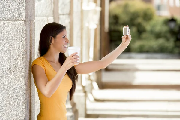 Atraente latina mulher falando selfie — Fotografia de Stock