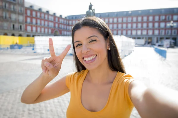 Attraente latino donna parlando selfie — Foto Stock