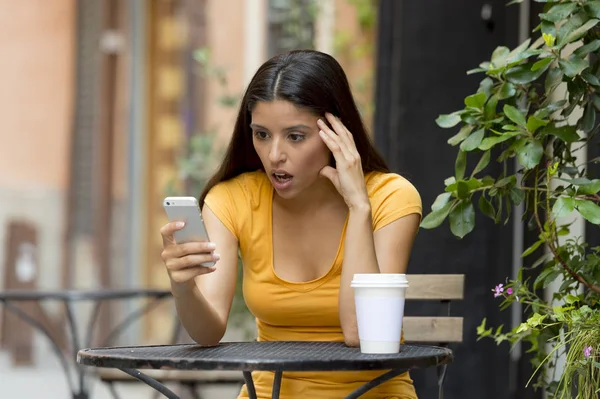 Mulher chocado em seu telefone inteligente — Fotografia de Stock