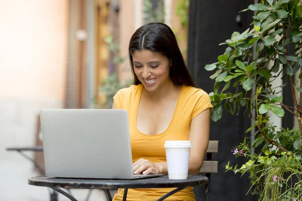 Dizüstü bilgisayarda çalışan latin kadın — Stok fotoğraf