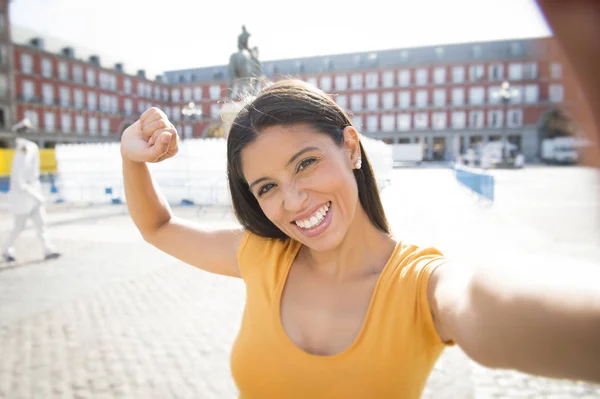 Attraente latino donna parlando selfie — Foto Stock