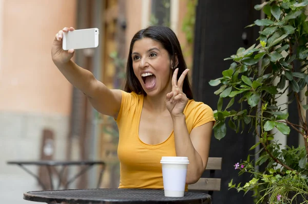 Atractiv latin femeie vorbind selfie — Fotografie, imagine de stoc