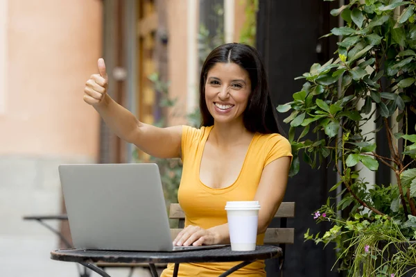 Mulher latina trabalhando no laptop — Fotografia de Stock