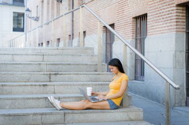 Dizüstü bilgisayarda çalışan kadın