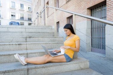 Dizüstü bilgisayarda çalışan kadın