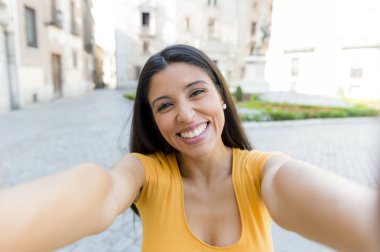 Gülümseyen kadın selfie alarak 