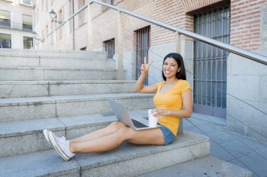 Dizüstü bilgisayarda çalışan kadın