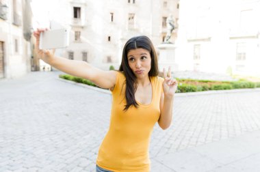 akıllı telefonda konuşurken çekici latin kadın. 