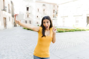 akıllı telefonda konuşurken çekici latin kadın. 