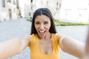 Gülümseyen kadın selfie alarak 