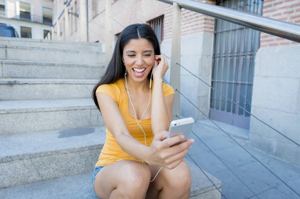 Mulher ouvindo música e sorrindo — Fotografia de Stock