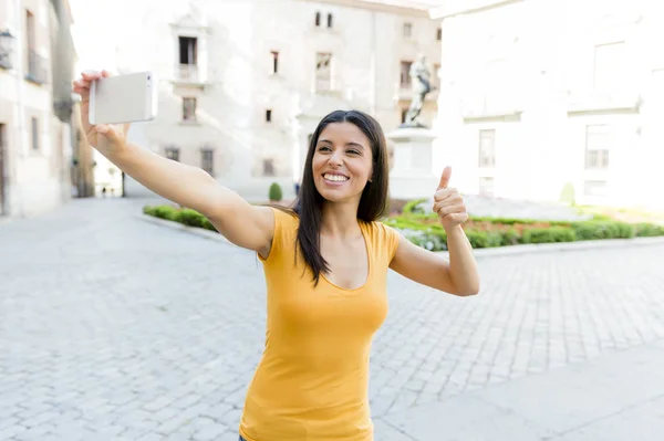 Chica joven tomando selfie —  Fotos de Stock