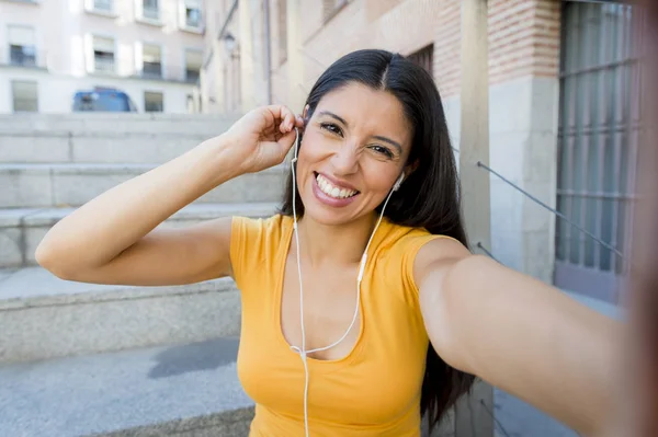 Mulher a tomar selfie — Fotografia de Stock