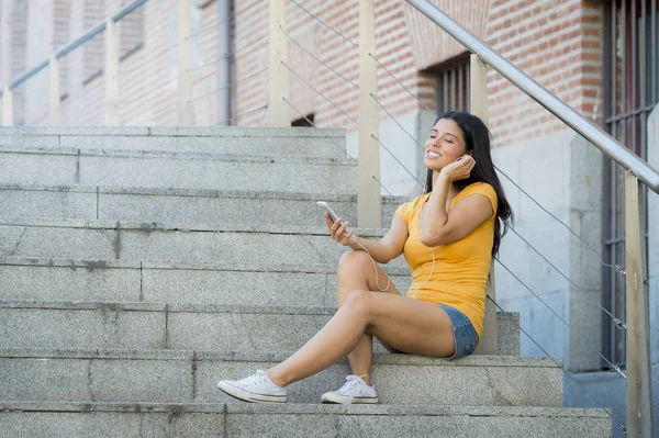 Mulher ouvindo música no smartphone — Fotografia de Stock