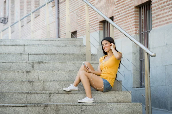 Femme écoutant de la musique sur smartphone — Photo