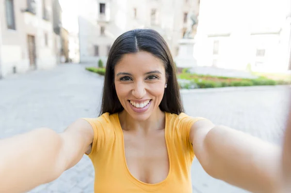 Mulher sorridente tomando selfie — Fotografia de Stock