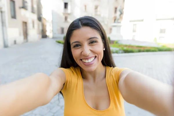 Mulher sorridente tomando selfie — Fotografia de Stock