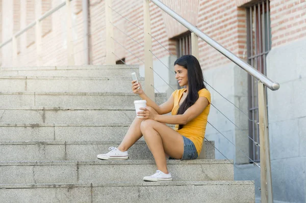 Κορίτσι που κάθεται με το smartphone και καφέ — Φωτογραφία Αρχείου