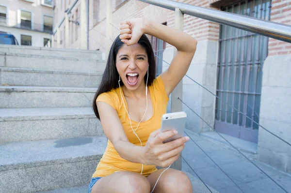 Mulher ouvindo música e cantando — Fotografia de Stock