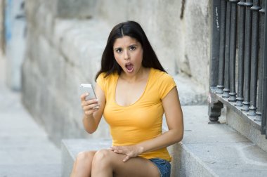 Smartphone tutan şok kadın 