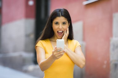 Smartphone tutan şok kadın 