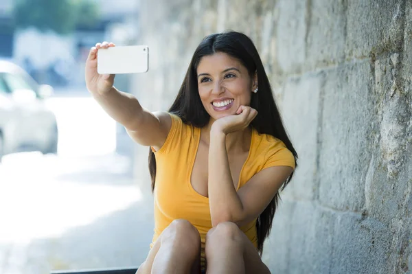 Mujer sonriendo tomando selfie —  Fotos de Stock