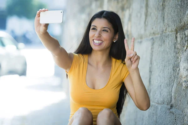 Mulher sorrindo tomando selfie — Fotografia de Stock