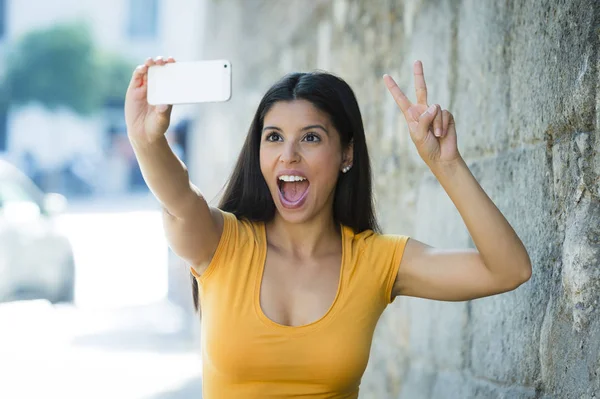 Mulher sorrindo tomando selfie — Fotografia de Stock