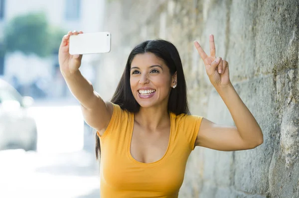 Mulher sorrindo tomando selfie — Fotografia de Stock