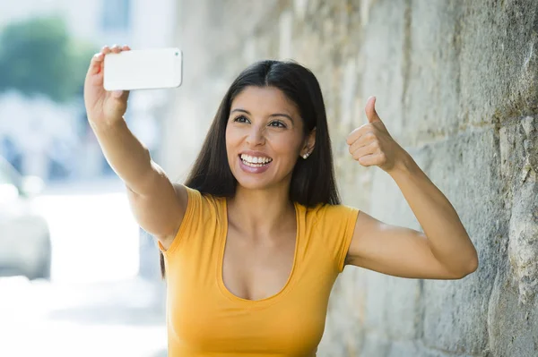 Mulher sorrindo tomando selfie — Fotografia de Stock