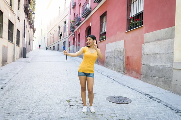 Morena menina tomando selfie — Fotografia de Stock