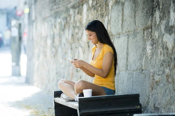 Mulher mensagens de texto no smartphone — Fotografia de Stock