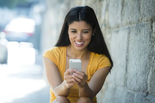 Mulher mensagens de texto no smartphone — Fotografia de Stock