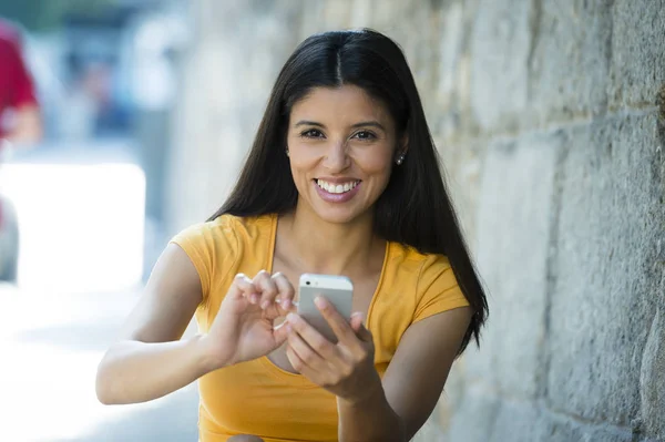 Mujer mensajes de texto en el teléfono inteligente —  Fotos de Stock