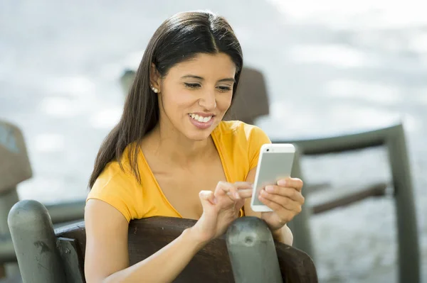 Усміхнена жінка використовує телефон — стокове фото