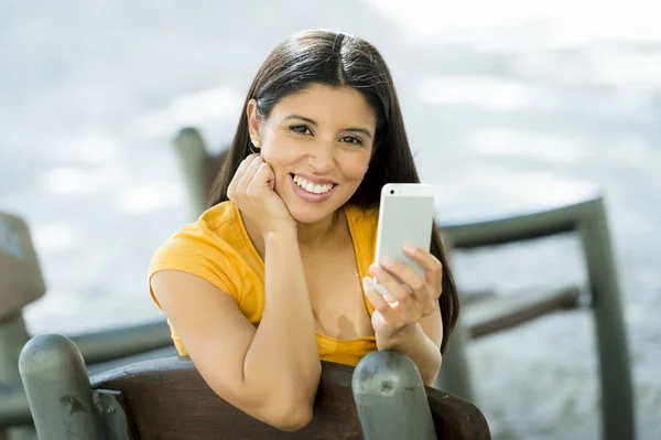 Sorrindo mulher usando telefone — Fotografia de Stock