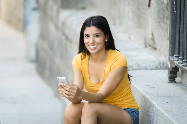 Menina sorrindo mensagens de texto no smartphone — Fotografia de Stock