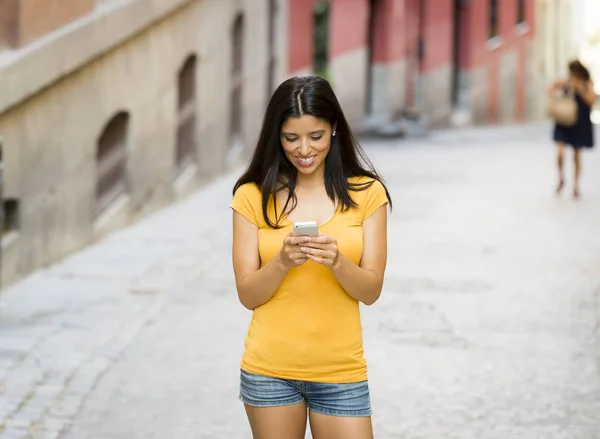 Menina mensagens de texto em seu smartphone — Fotografia de Stock