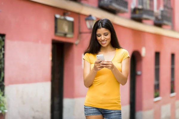 Menina mensagens de texto em seu smartphone — Fotografia de Stock