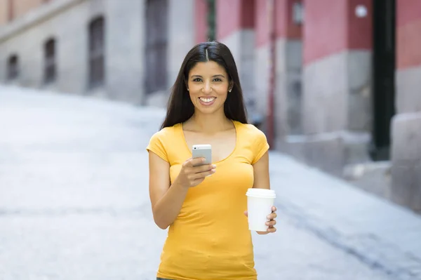 Mulher latina segurando smartphone — Fotografia de Stock