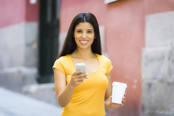 Латинская женщина держит смартфон — стоковое фото