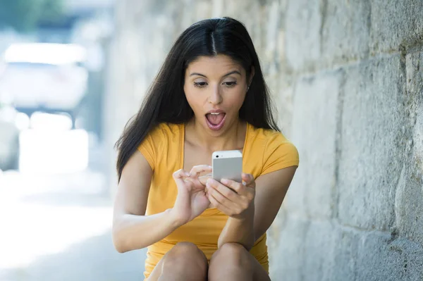 Mulher chocada segurando smartphone — Fotografia de Stock