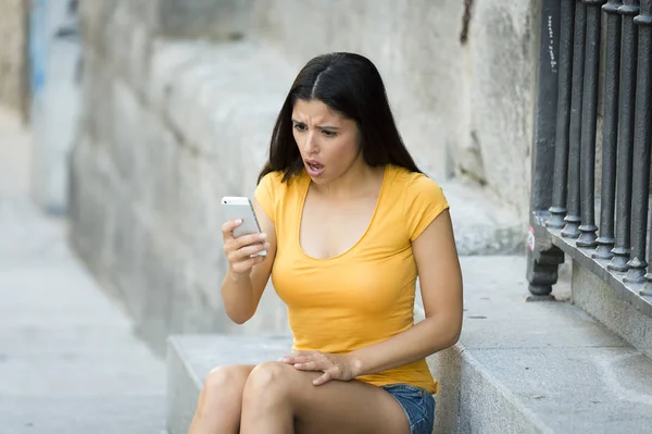 Smartphone tutan şok kadın 