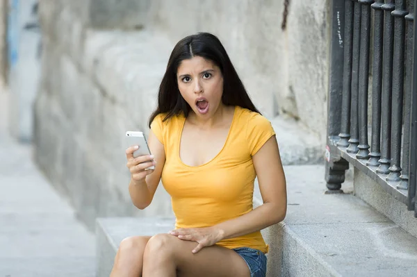 Шокована жінка тримає смартфон — стокове фото