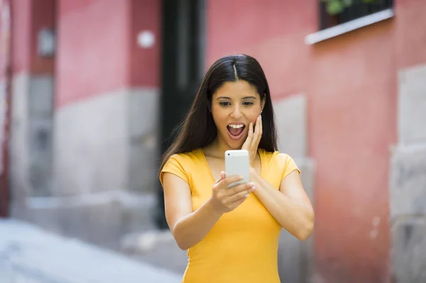 Mulher chocada segurando smartphone — Fotografia de Stock