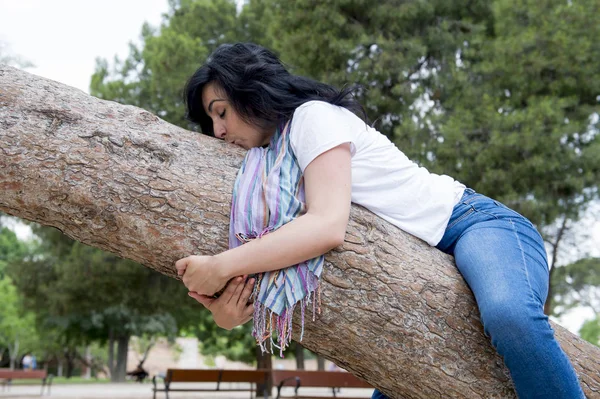Güzel kadın kucaklama ağaç 