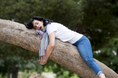 kadın ağaç üzerinde rahatlatıcı