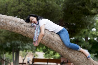 ağaç üzerinde uyuyan esmer kadın