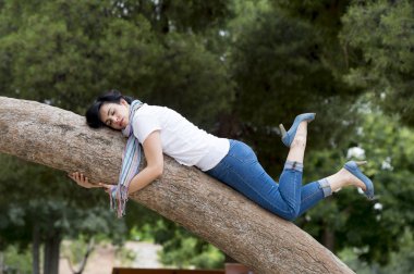 ağaç üzerinde uyuyan esmer kadın